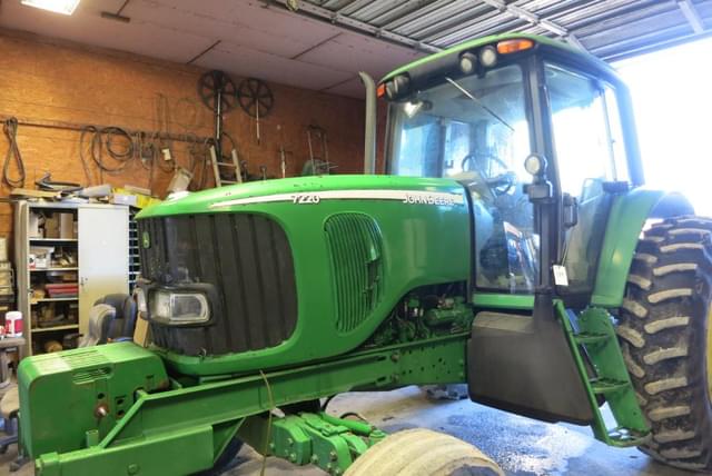 Image of John Deere 7220 equipment image 1