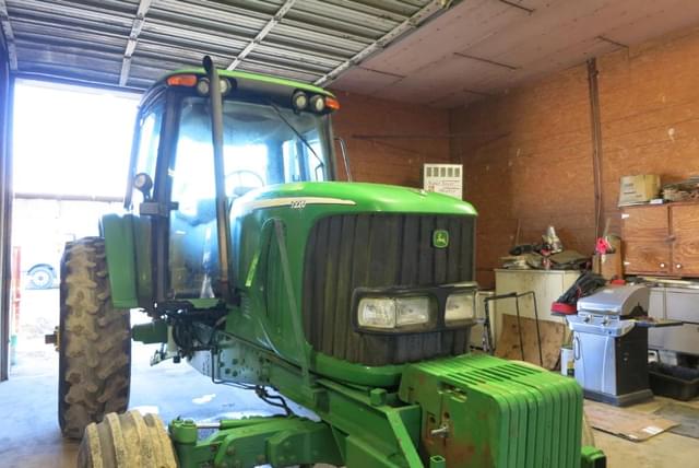 Image of John Deere 7220 equipment image 4