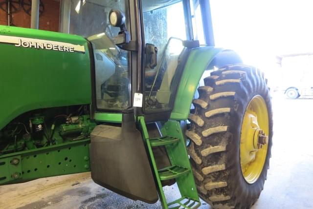 Image of John Deere 7220 equipment image 2