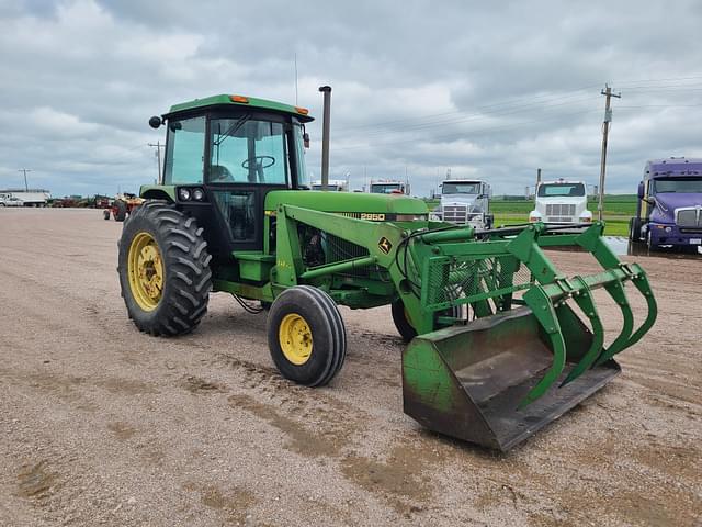Image of John Deere 2950 equipment image 1