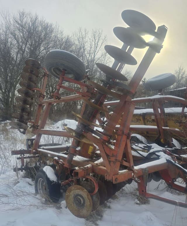 Image of Massey Ferguson 820 equipment image 1