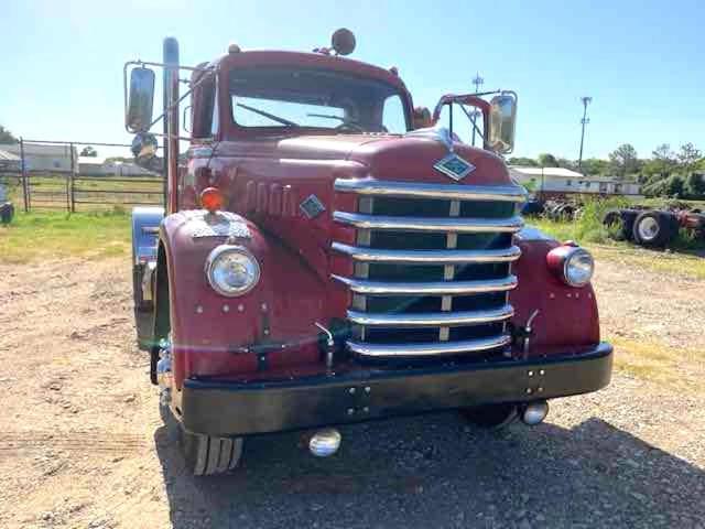 Image of Diamond T 662 equipment image 1