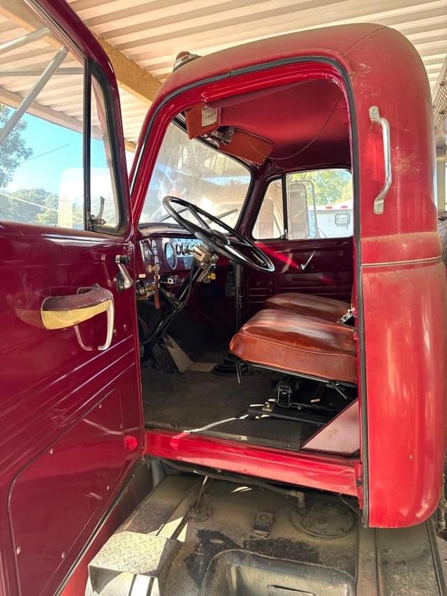 Image of Diamond T 662 equipment image 3