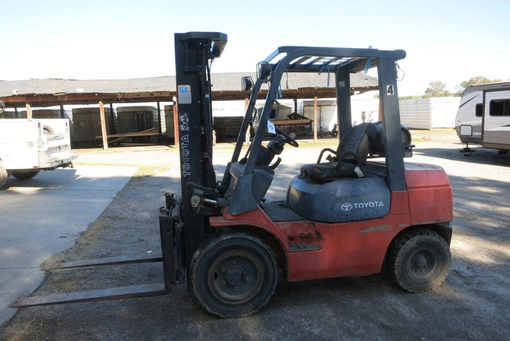 Toyota 7FGU30 Equipment Image0