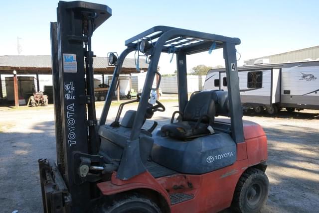 Image of Toyota 7FGU30 equipment image 2