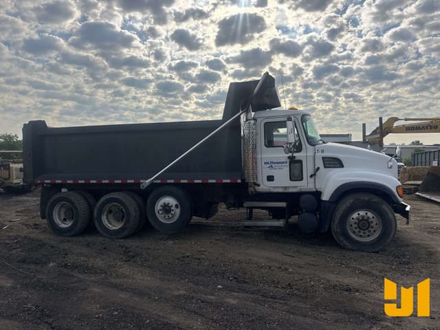 Image of Mack CV713 equipment image 3