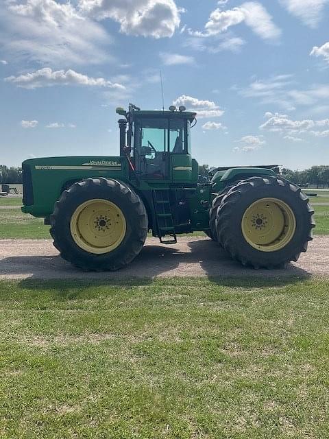 Image of John Deere 9320 equipment image 1