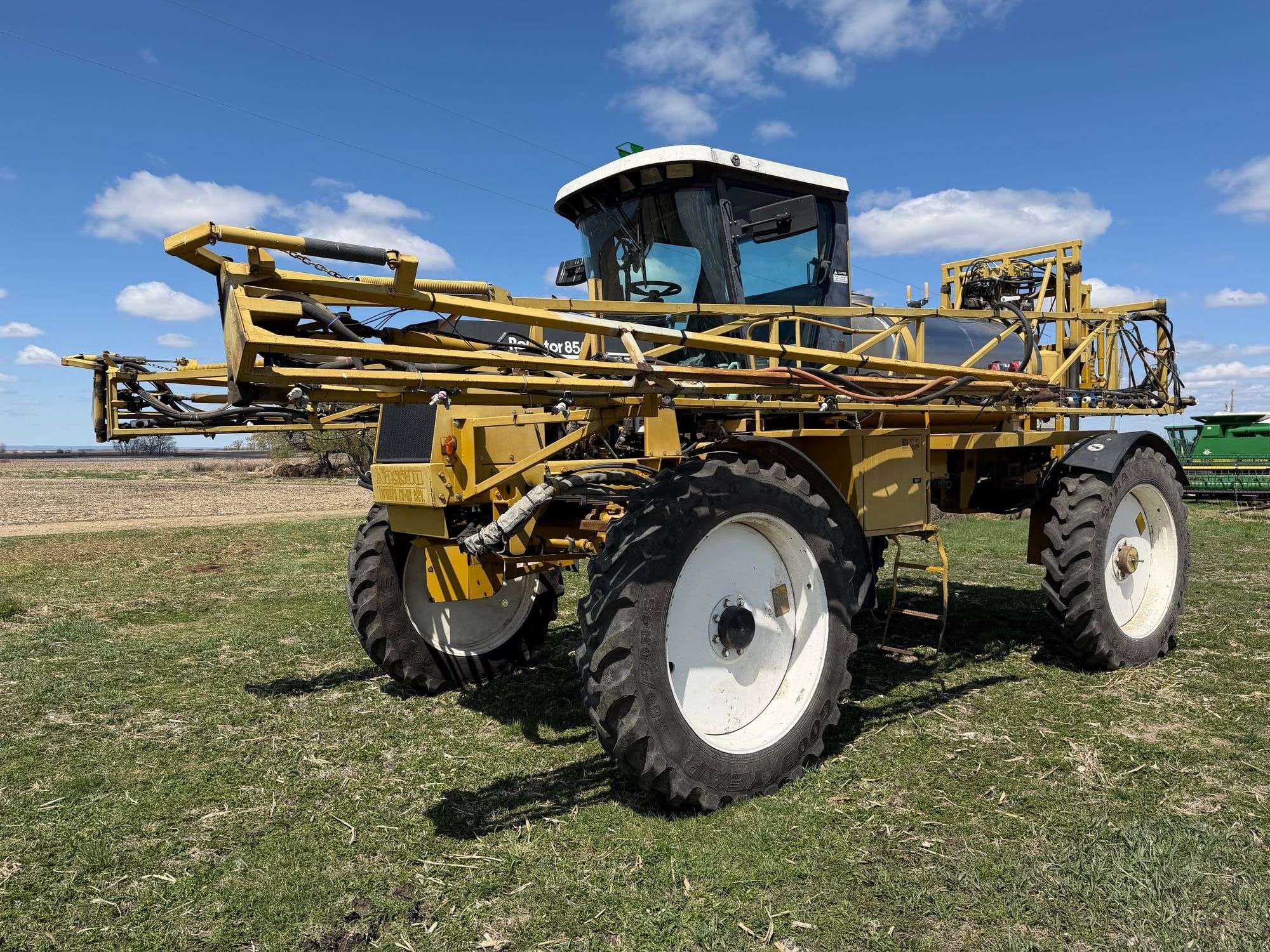 1998 Ag-Chem RoGator 854 Equipment Image0