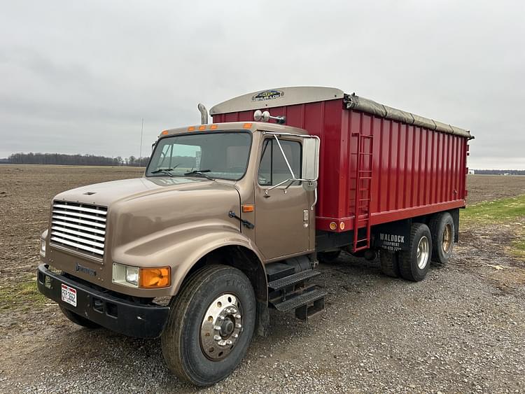 International 4900 Equipment Image0