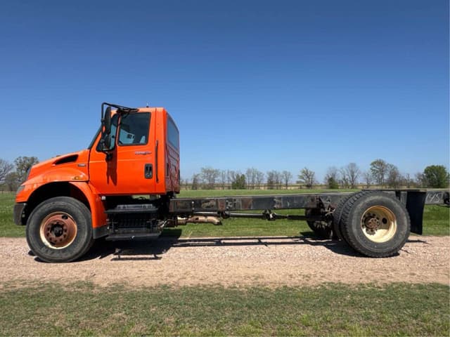 Image of International DuraStar 4400 equipment image 1