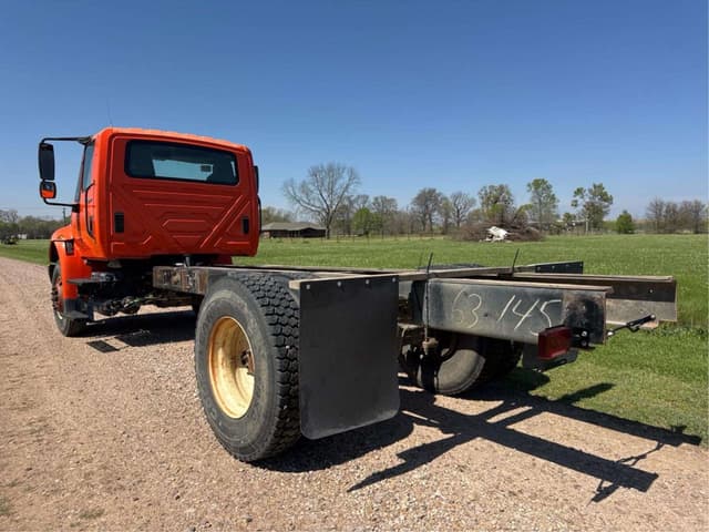 Image of International DuraStar 4400 equipment image 2