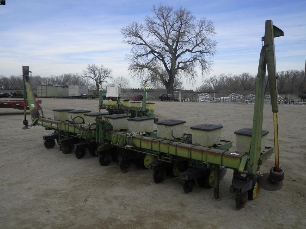 John Deere 7100 Equipment Image0