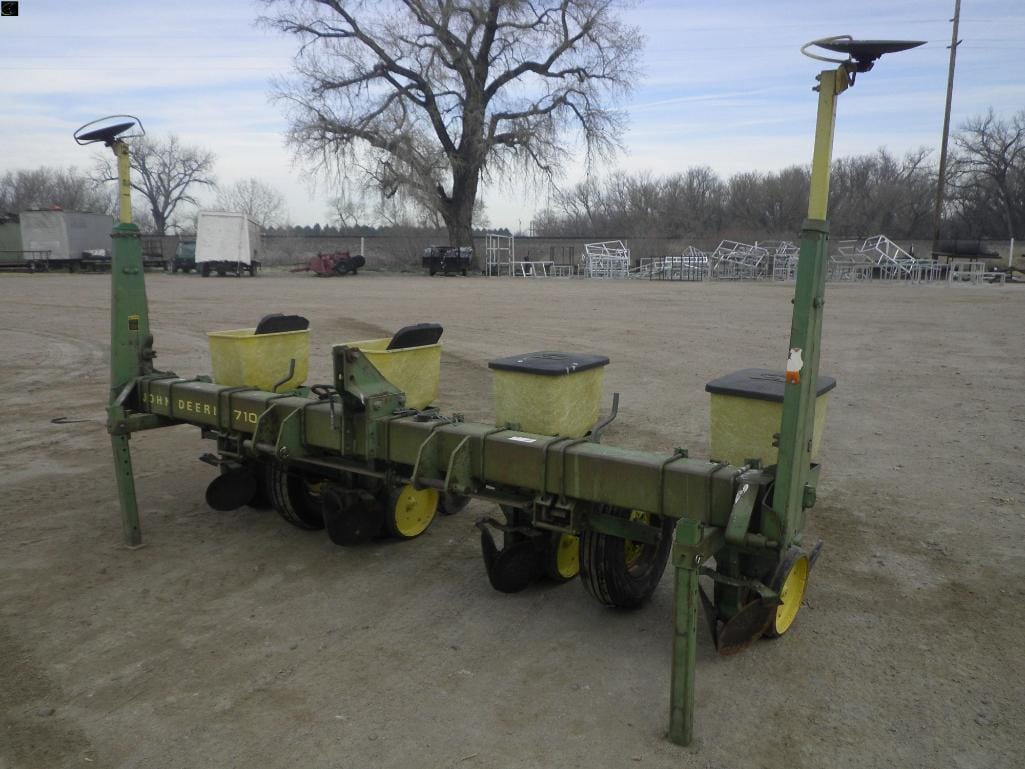 John Deere 7100 Equipment Image0