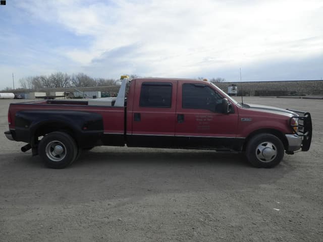 Image of Ford F-350 equipment image 3