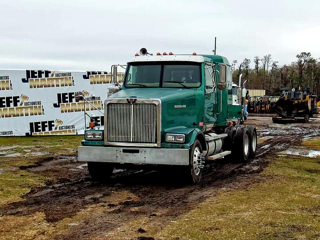 Image of Western Star 4900 equipment image 1