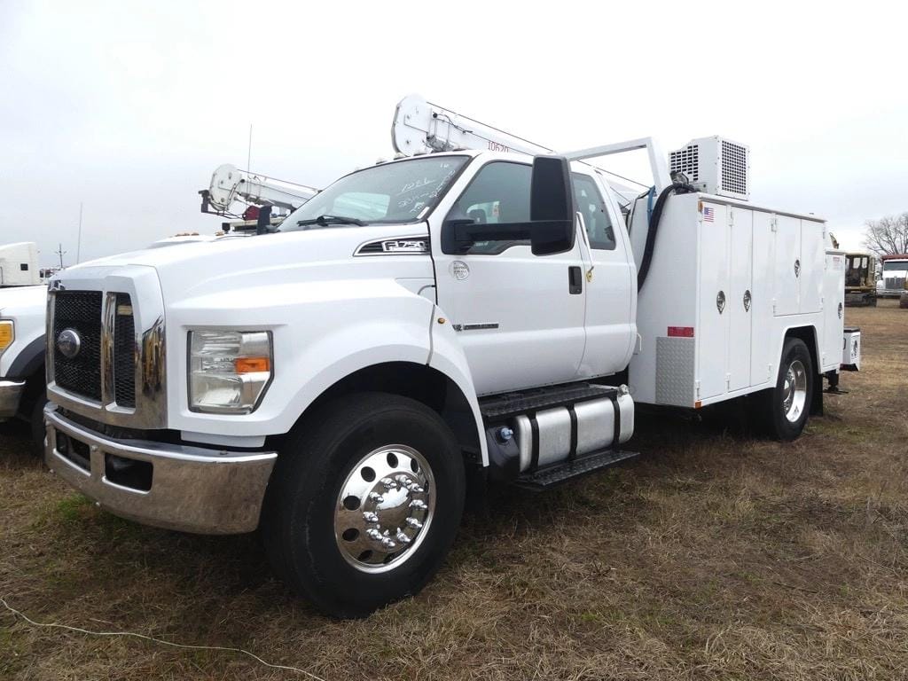 2017 Ford F-750 Equipment Image0