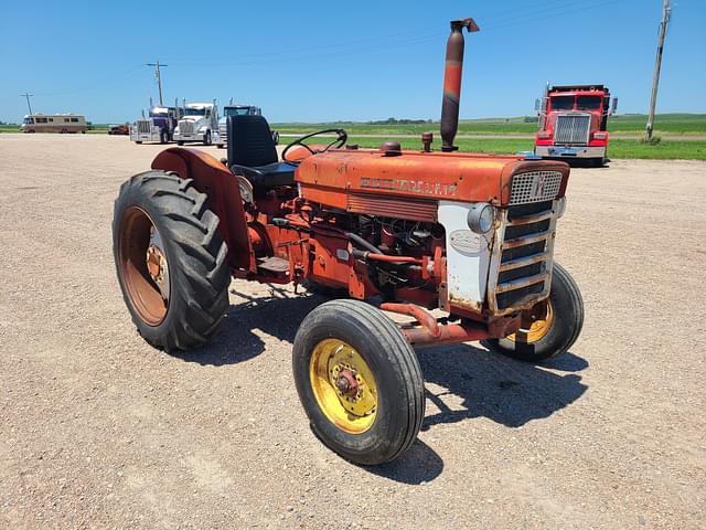 Image of International Harvester 424 equipment image 1