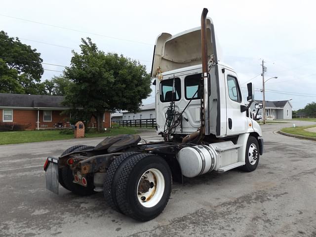 Image of Freightliner Cascadia equipment image 3