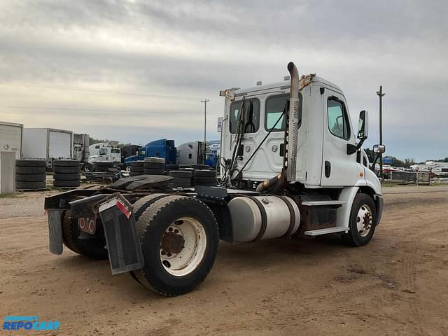 Image of Freightliner Cascadia equipment image 4