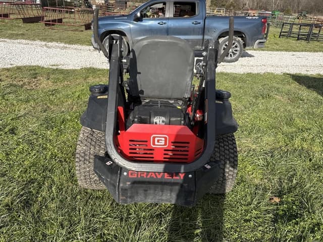 Image of Gravely Pro-Turn 152 equipment image 2