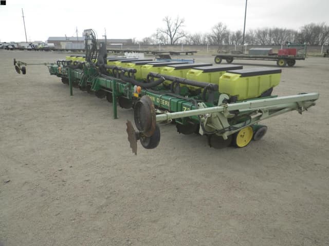 Image of John Deere 7300 equipment image 1