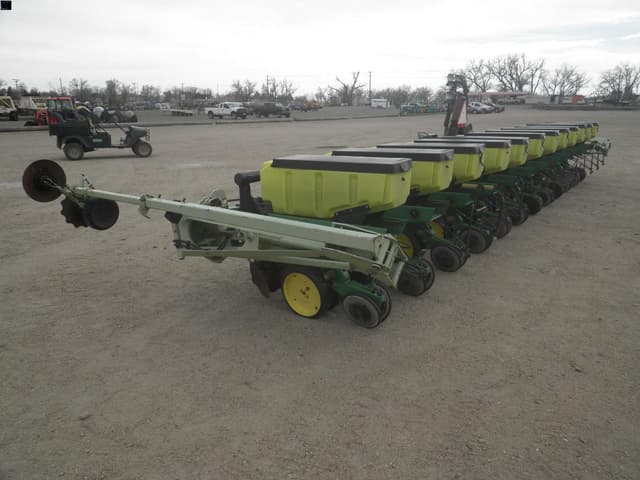 Image of John Deere 7300 equipment image 2