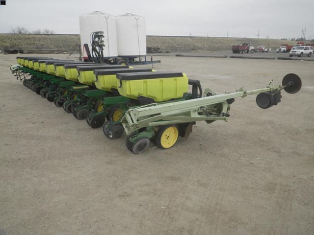 Image of John Deere 7300 equipment image 3