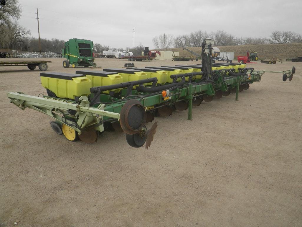 John Deere 7300 Equipment Image0