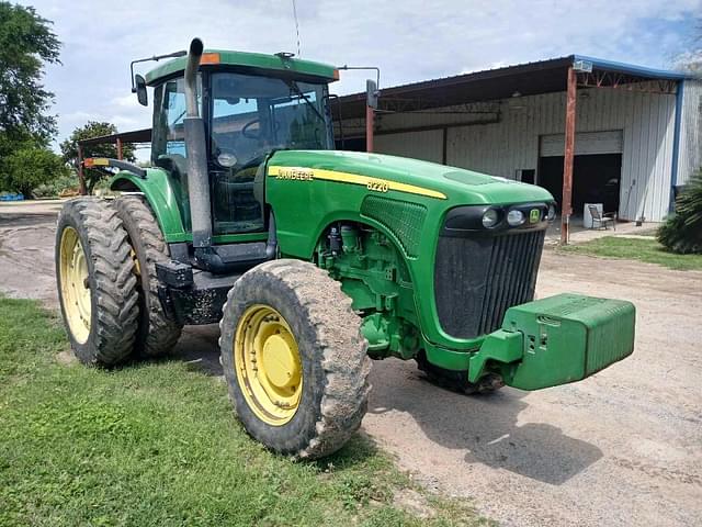 Image of John Deere 8220 equipment image 1