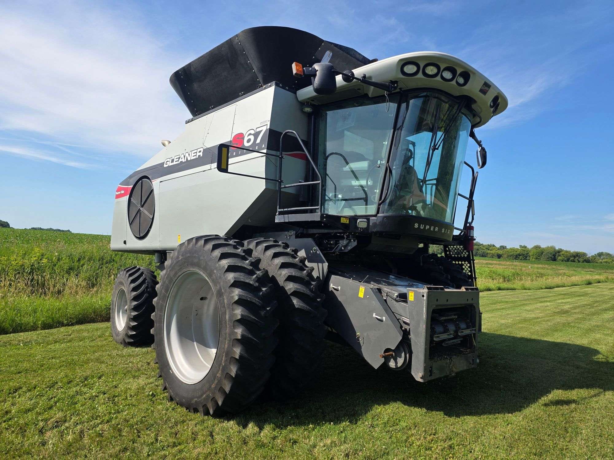 2011 Gleaner S67 Equipment Image0