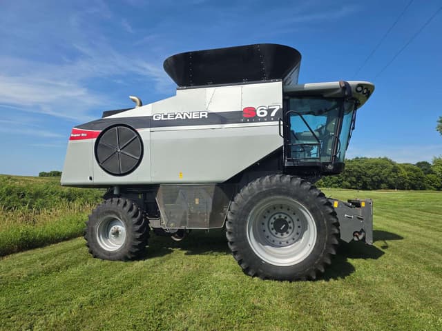 Image of Gleaner S67 equipment image 3