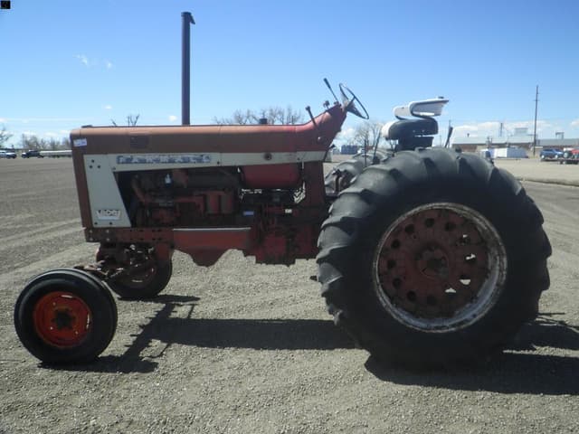 Image of Farmall 806 equipment image 3