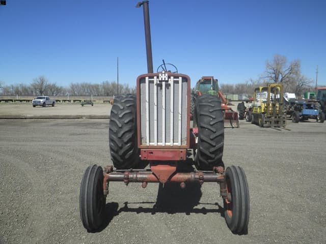 Image of Farmall 806 equipment image 1