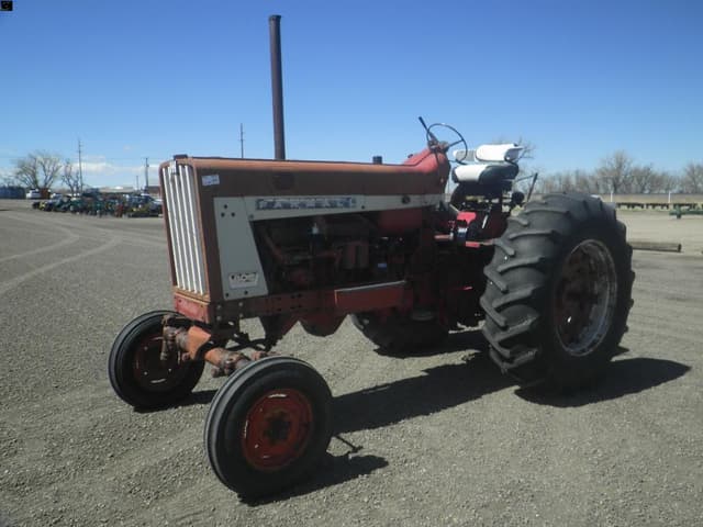 Image of Farmall 806 equipment image 2