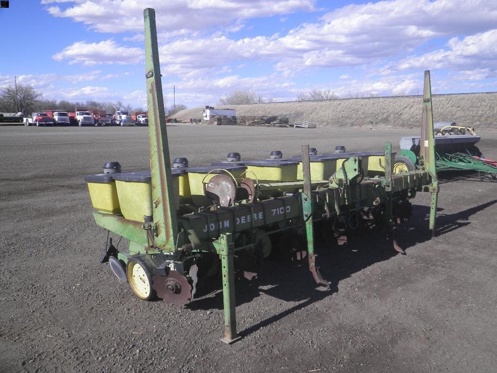 John Deere 7100 Equipment Image0