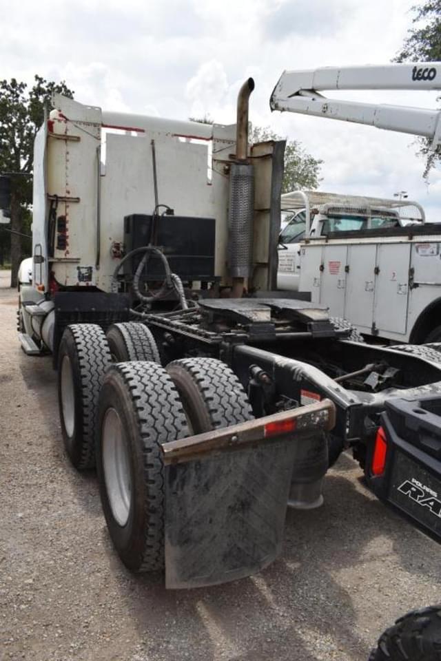 Image of Freightliner Columbia equipment image 3