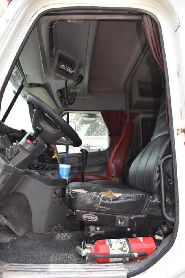 Image of Freightliner Columbia equipment image 4