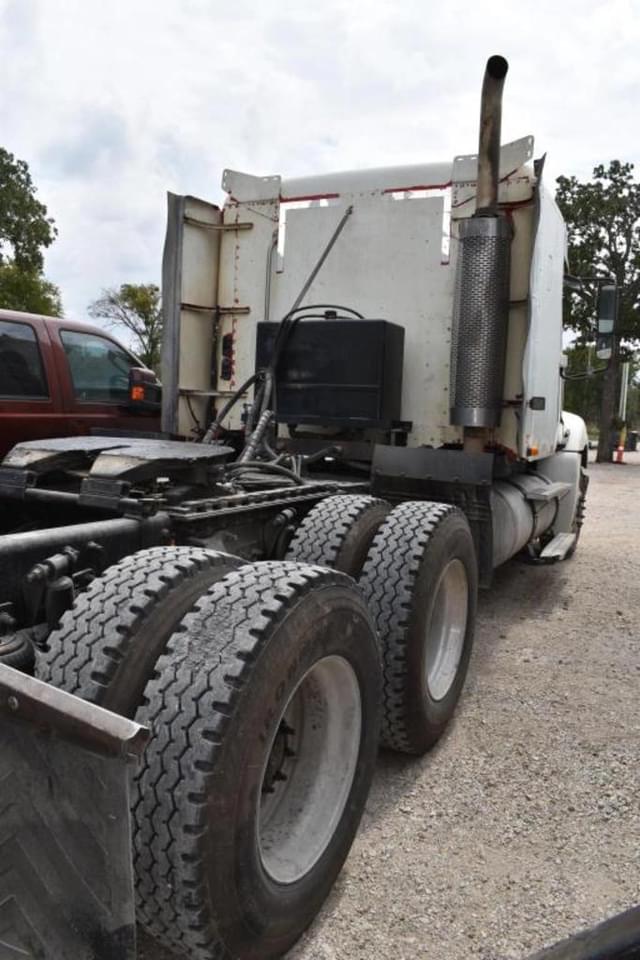 Image of Freightliner Columbia equipment image 2