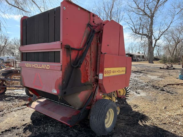 Image of New Holland 660 equipment image 3