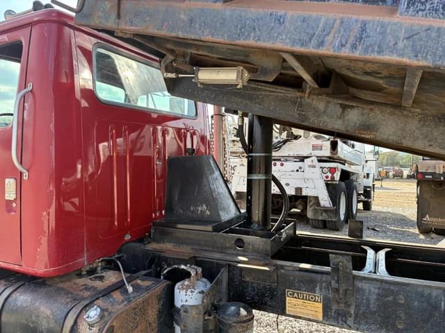 Image of International 4900DT equipment image 4