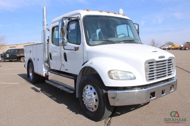 Image of Freightliner M2 106 equipment image 1