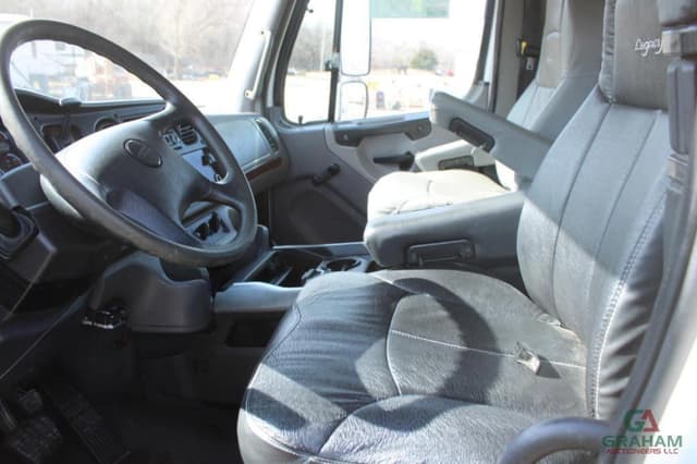 Image of Freightliner M2 106 equipment image 4