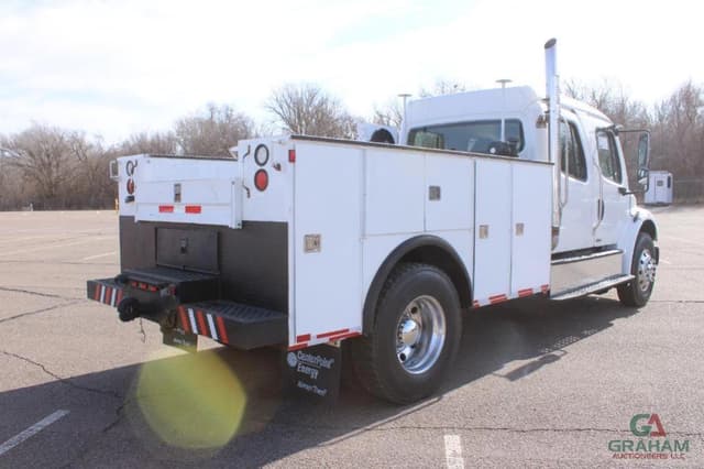Image of Freightliner M2 106 equipment image 2
