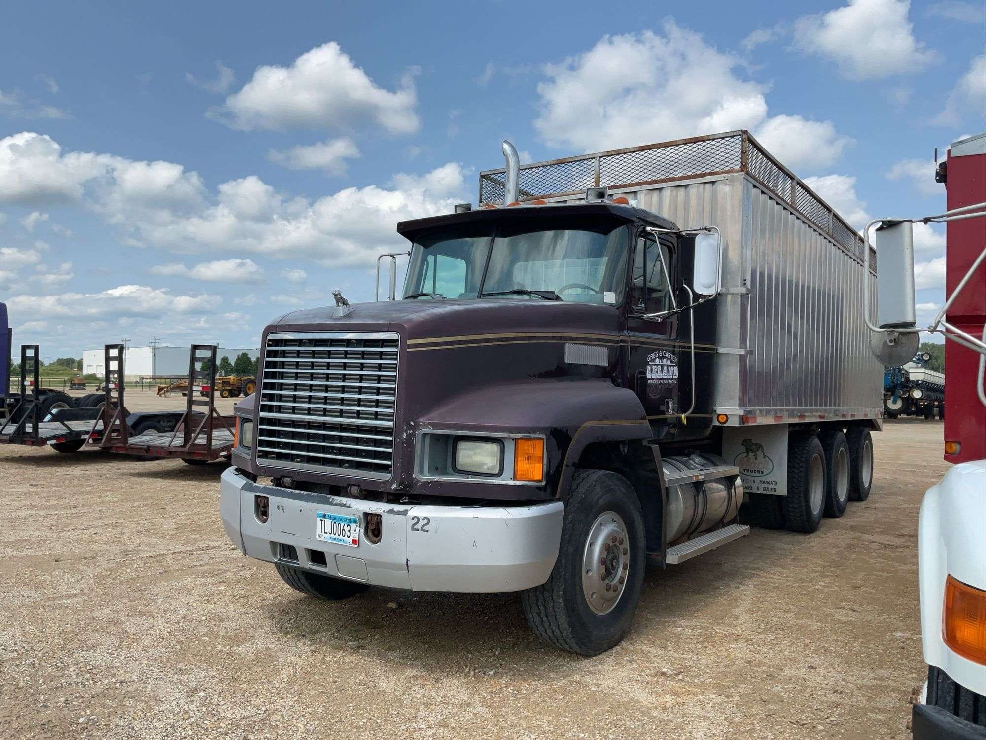 1990 Mack CH613 Equipment Image0