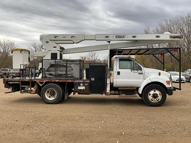 Image of Ford F-750 equipment image 3