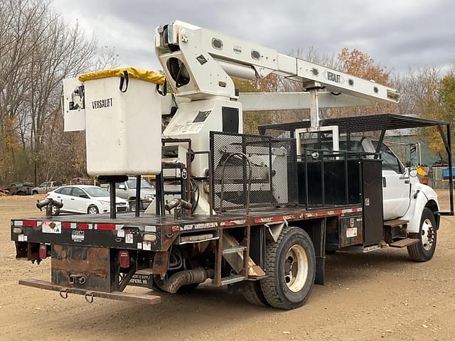 Image of Ford F-750 equipment image 4