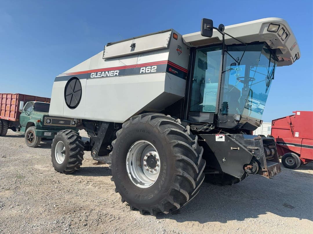 Image of Gleaner R62 Primary image