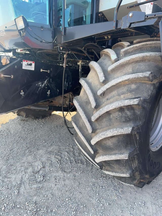 Image of Gleaner R62 equipment image 3