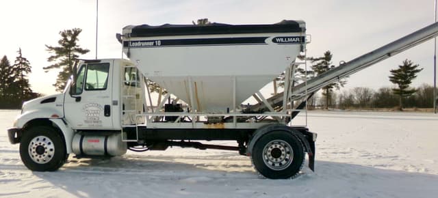 Image of International 4300 equipment image 1