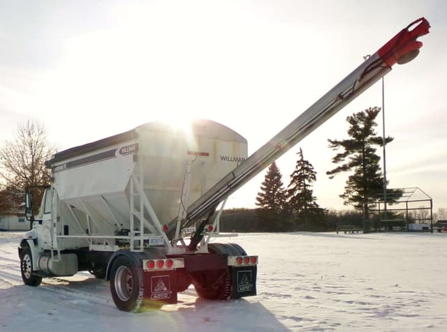 Image of International 4300 equipment image 2